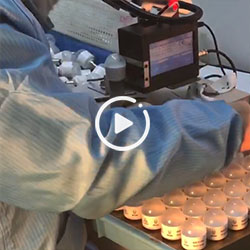 手持在線惠普熱發(fā)泡噴碼機(jī)應(yīng)用于節(jié)能燈行業(yè)